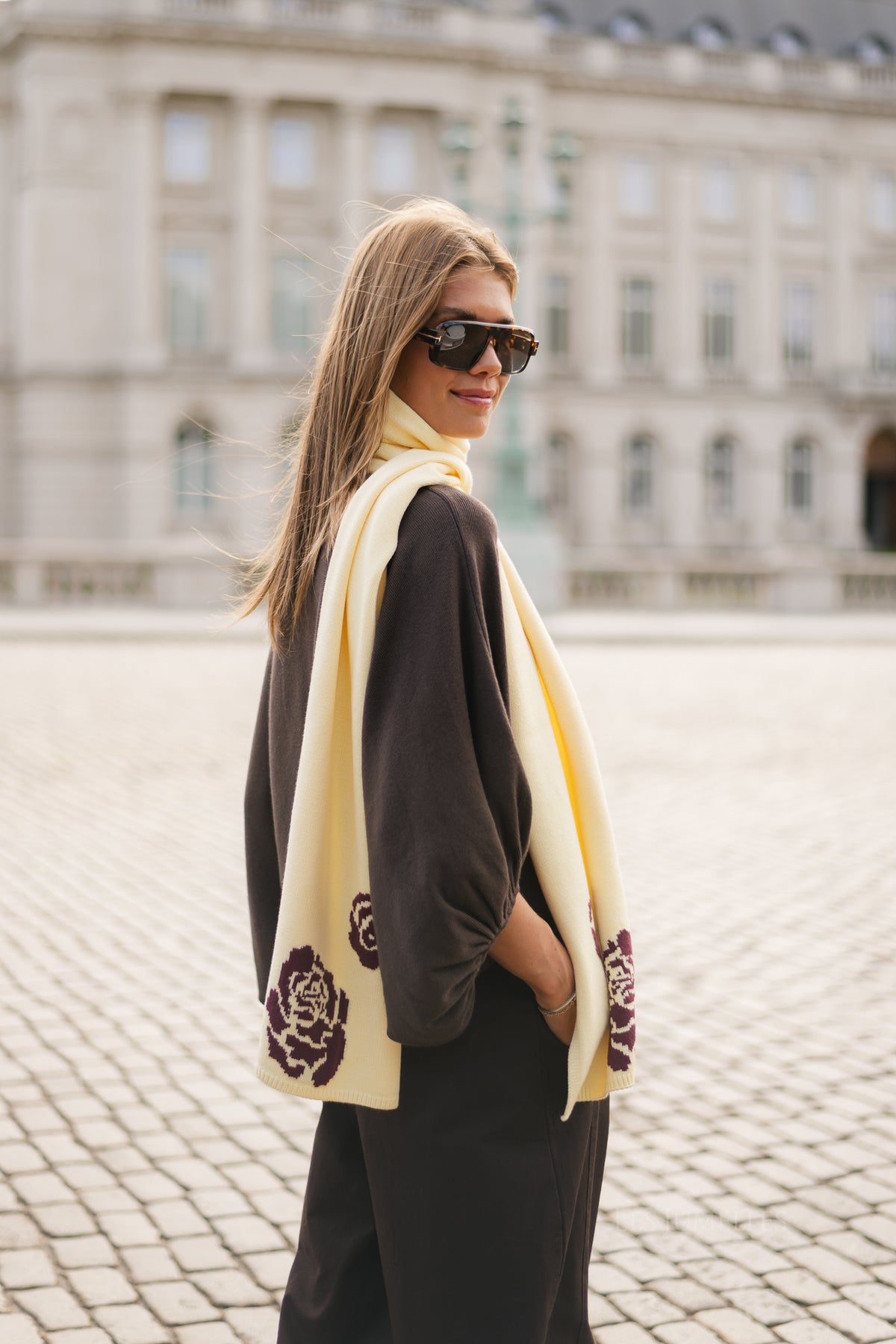 Margot scarf butter yellow/burgundy roses