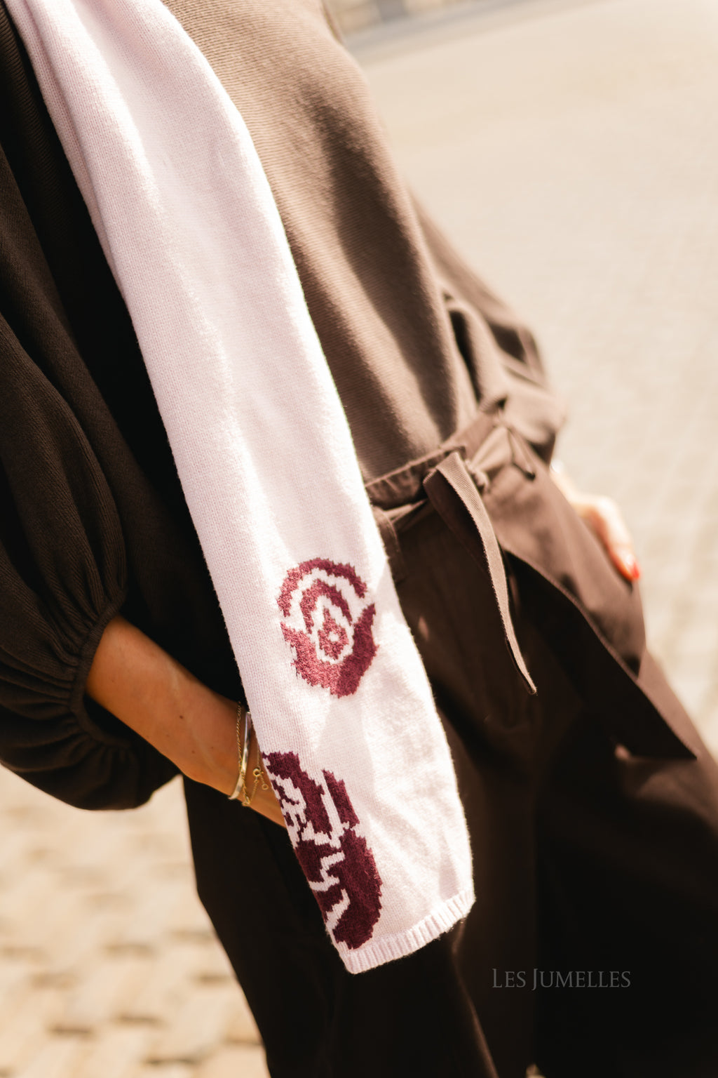 Margot scarf blushing bride/burgundy roses