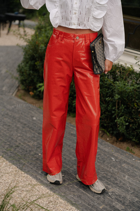 Les Jumelles Pantalon en cuir avec jean look tomate cerise