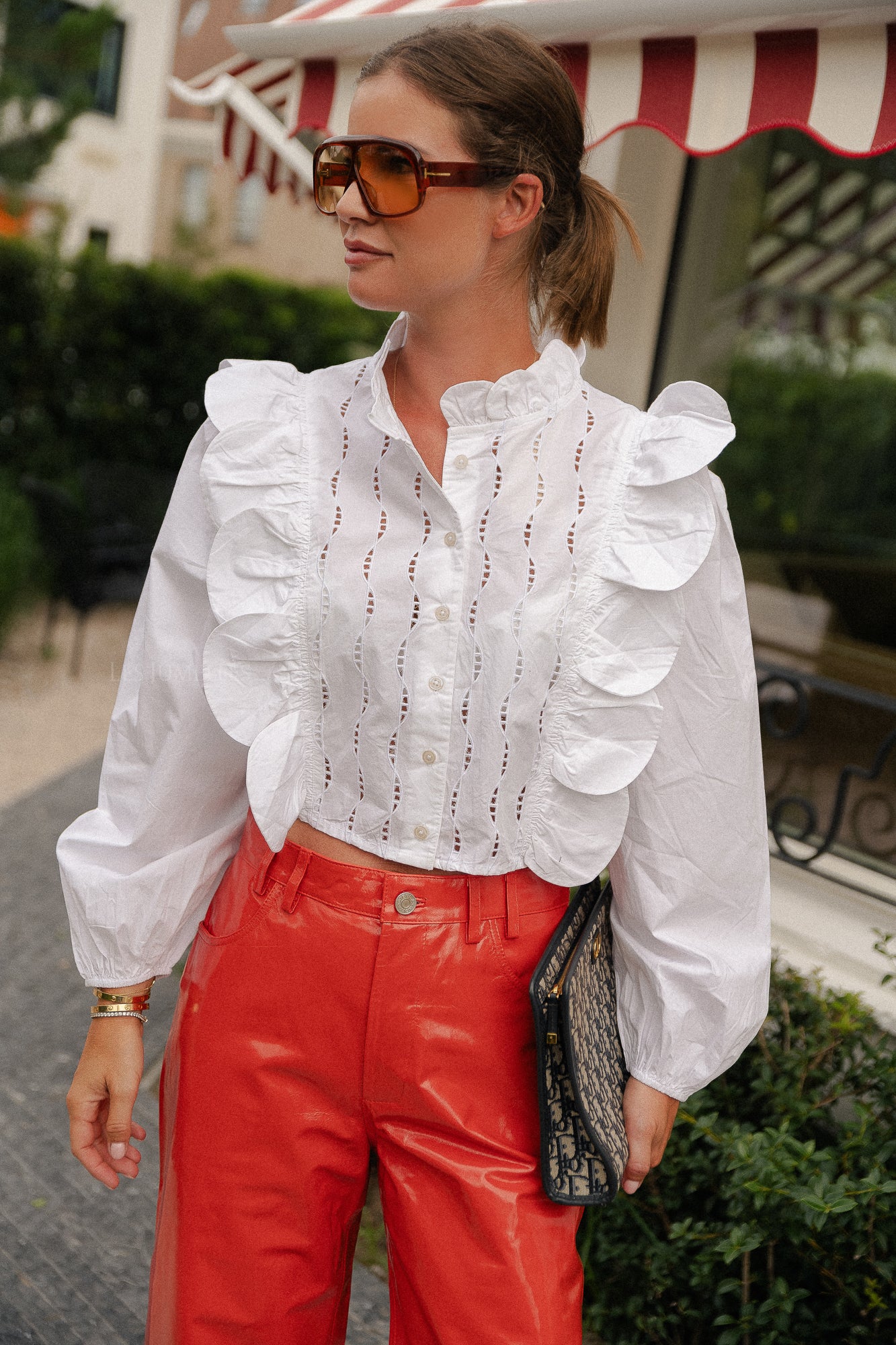 Blouse with scallops and embroideries white