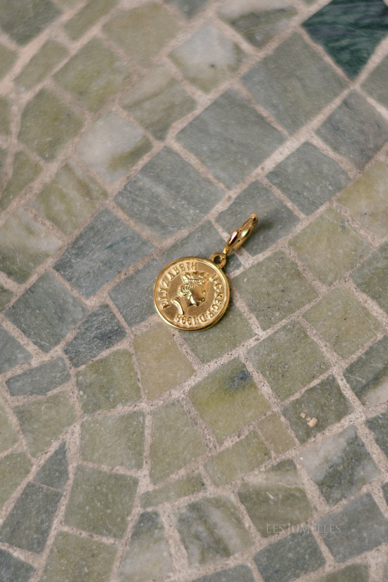 Queen coin pendant gold