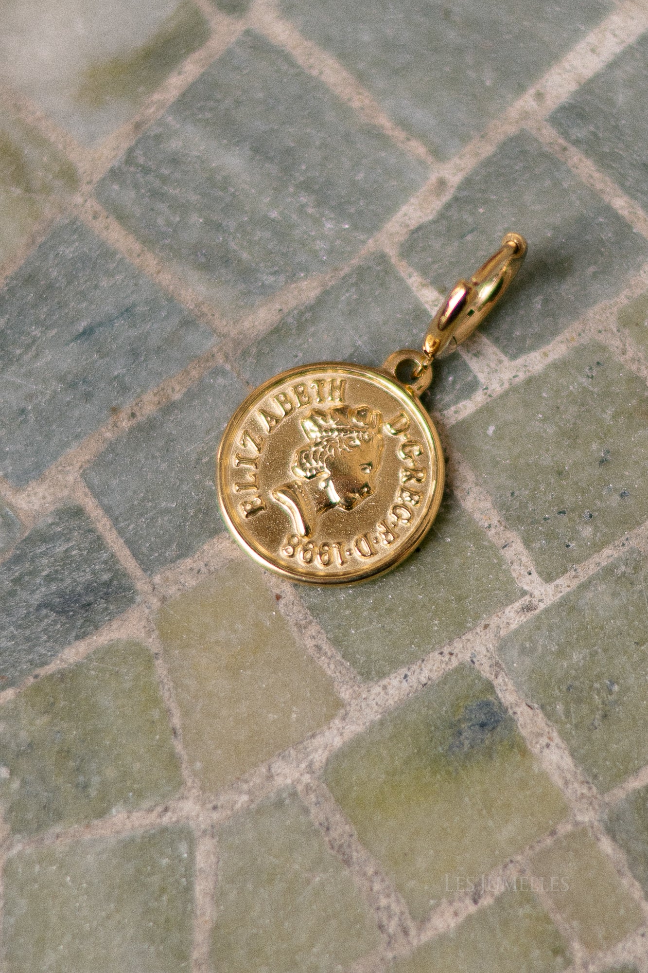 Queen coin pendant gold