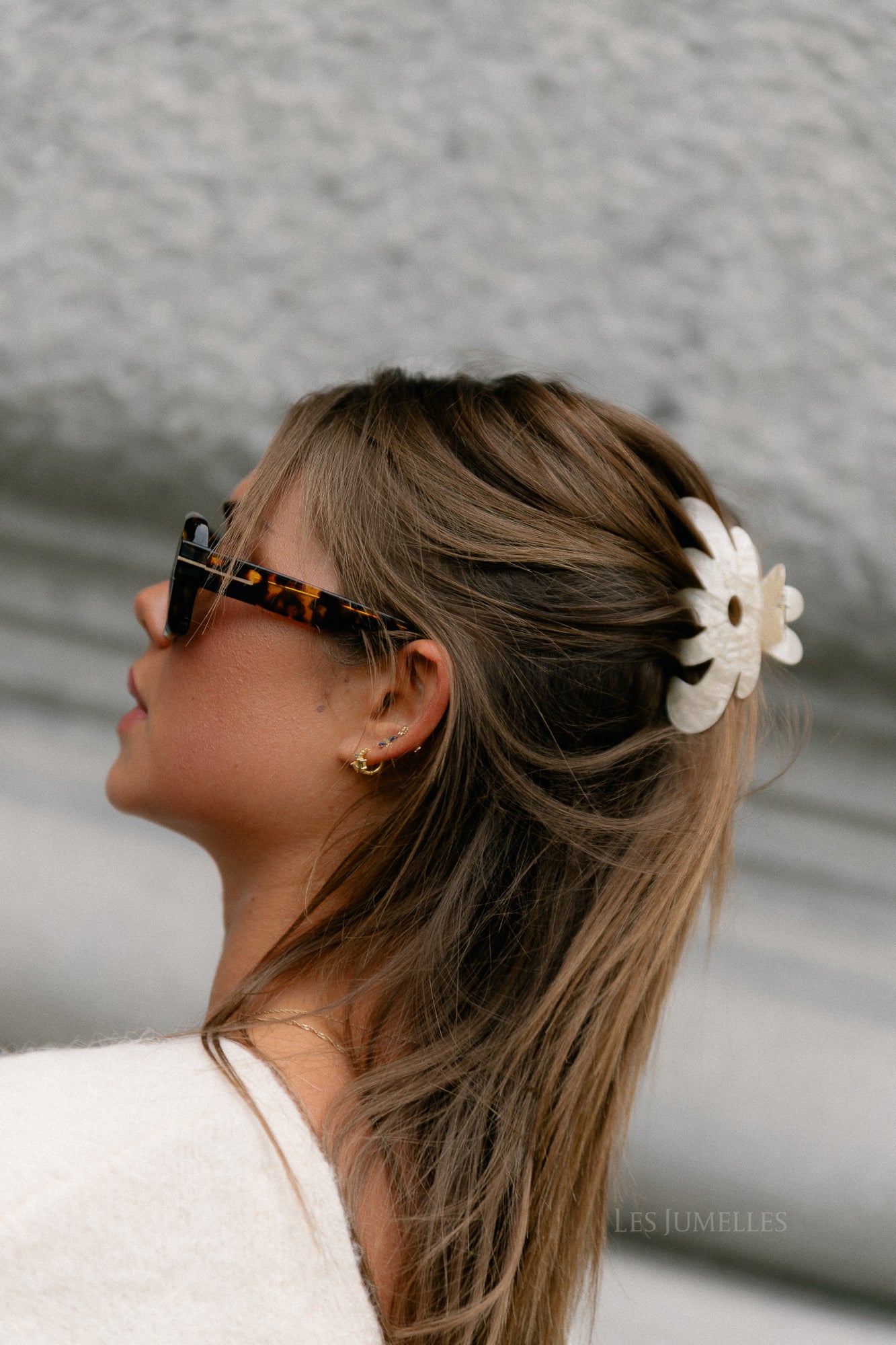 Marbie magnolia hair claw birch white