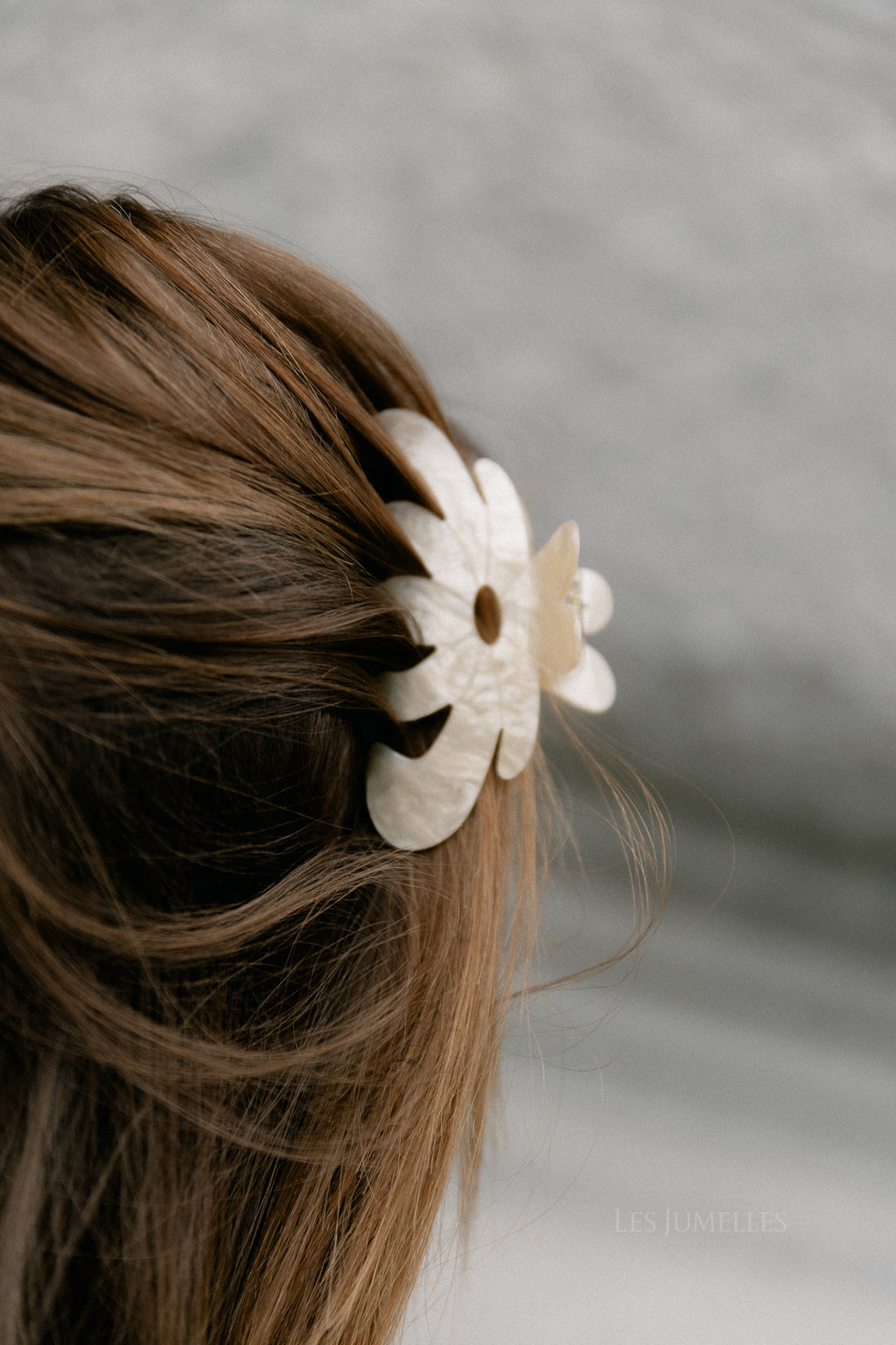 Marbie magnolia hair claw birch white