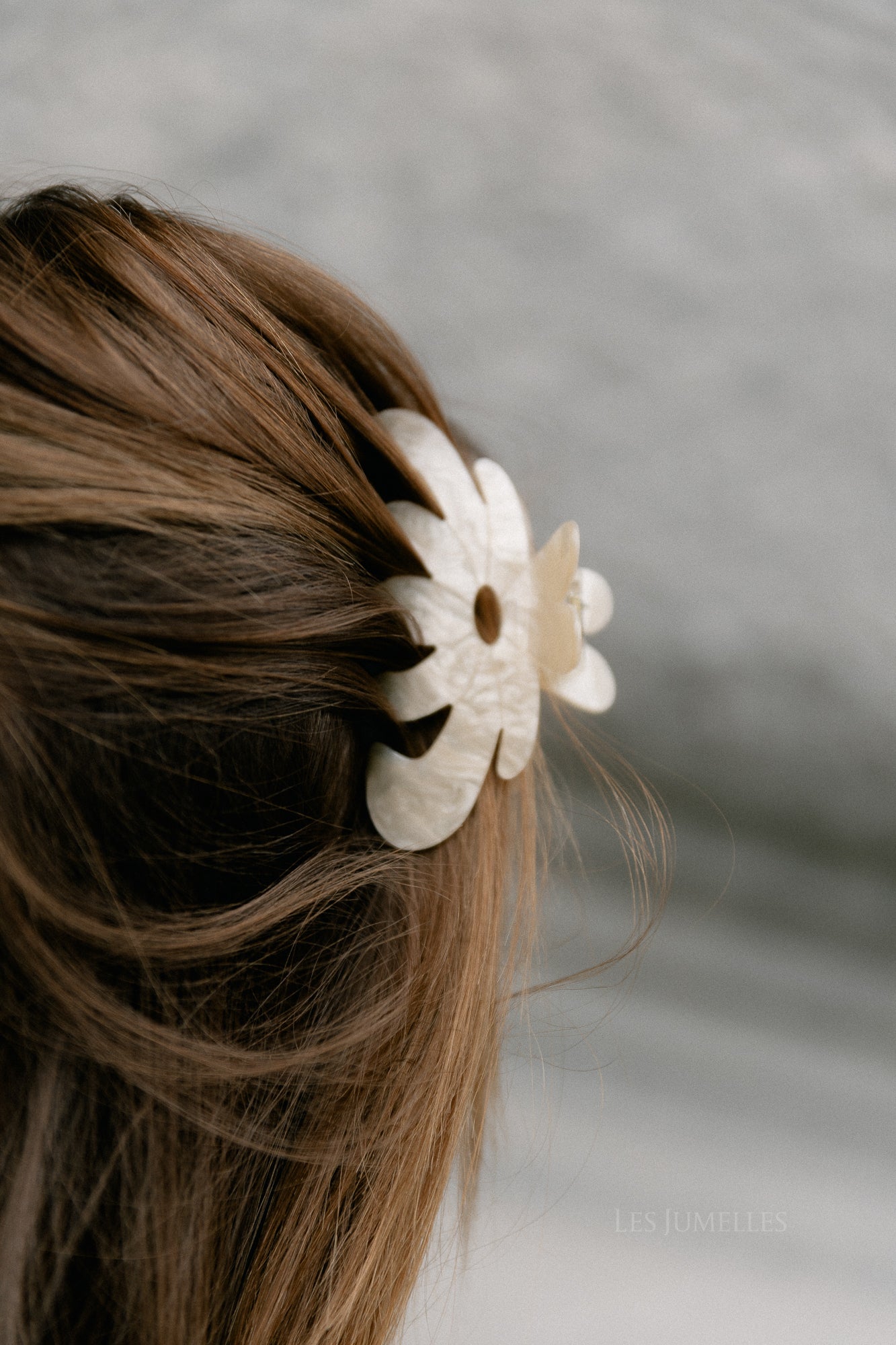 Marbie magnolia hair claw birch white
