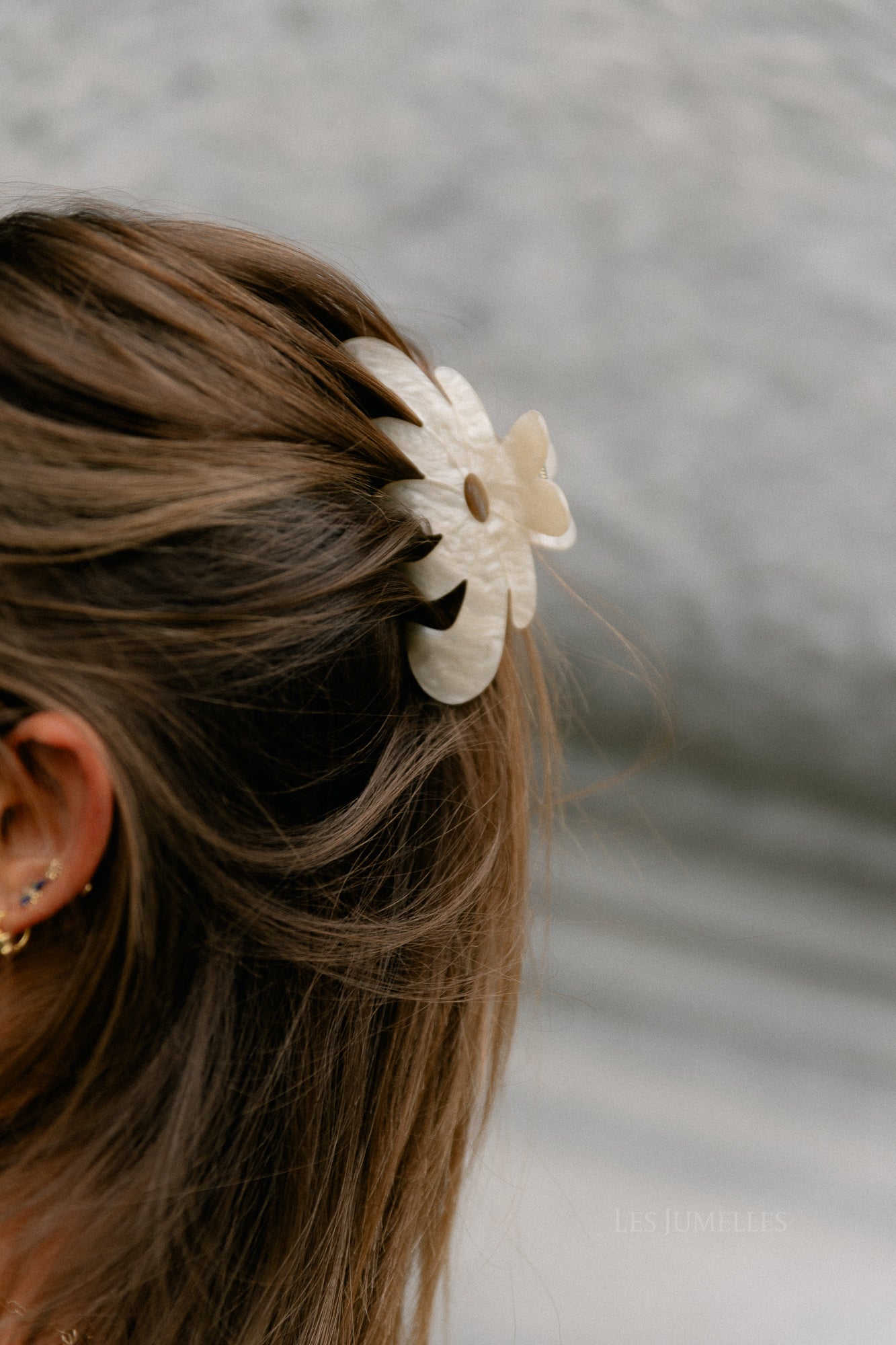 Marbie magnolia hair claw birch white