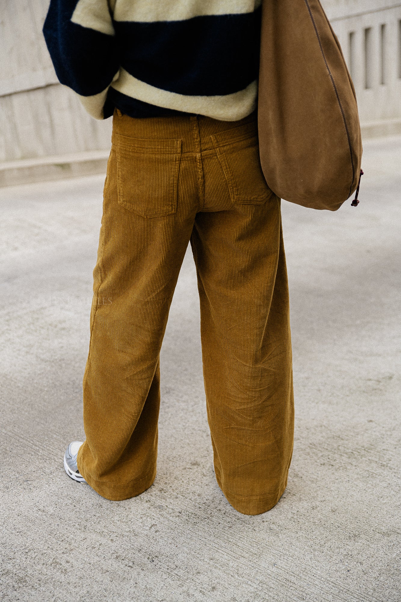 Pantalon en velours côtelé couleur mousse poussiéreuse