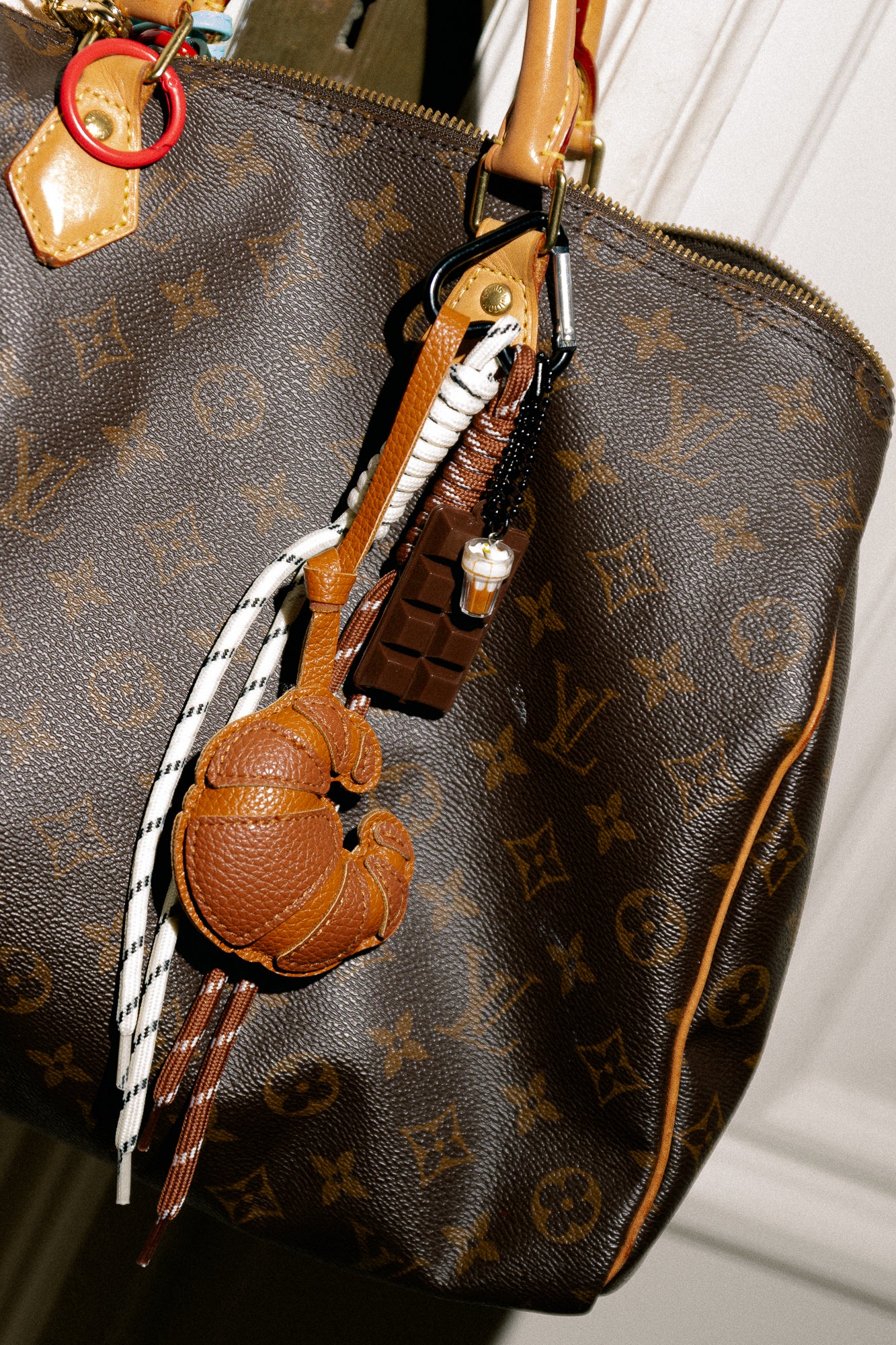 Croissant/chocolate bar keychain camel