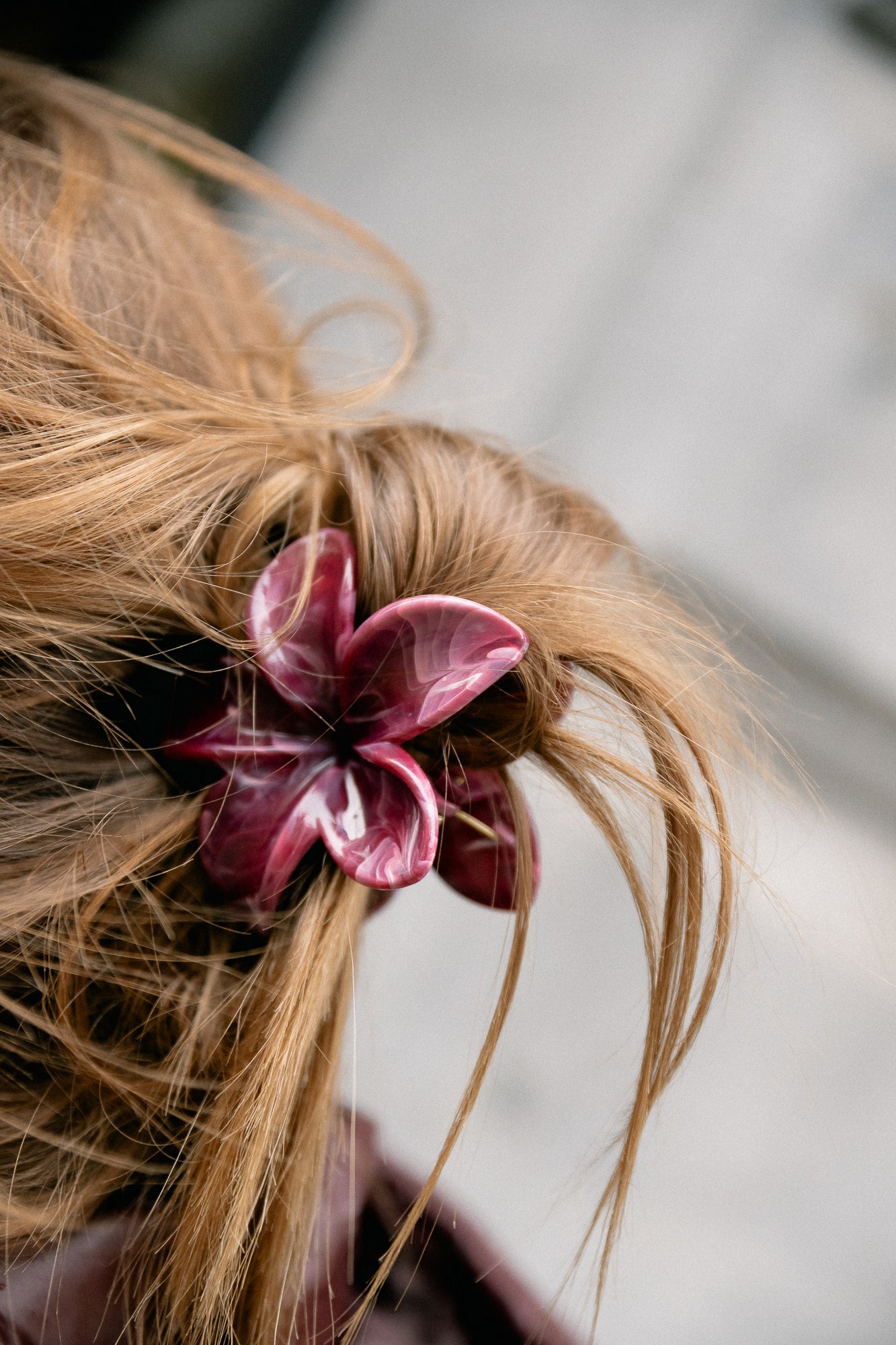Flower hairclip burgundy mother of pearl