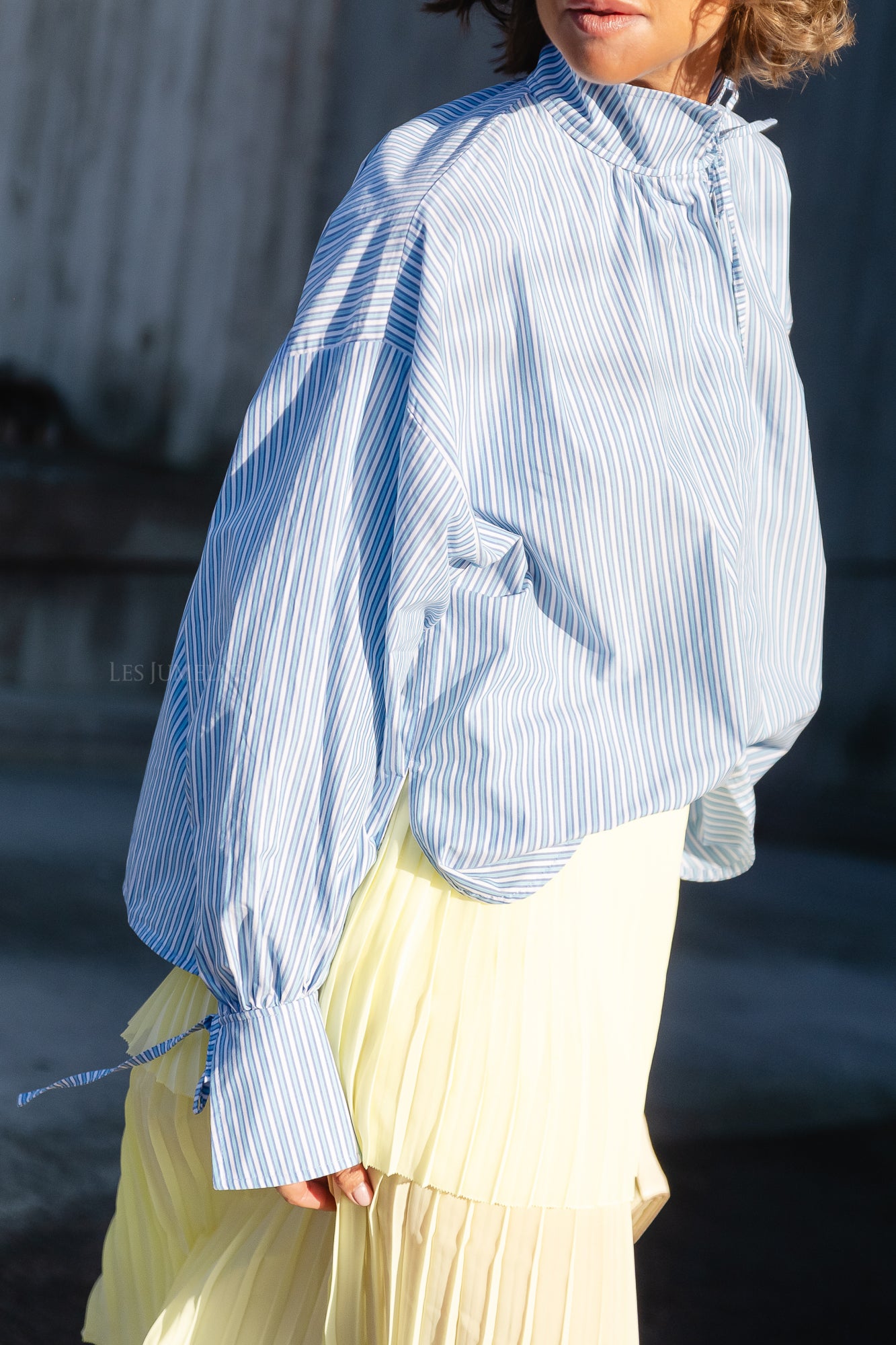 Striped shirt with tie bands white/blue