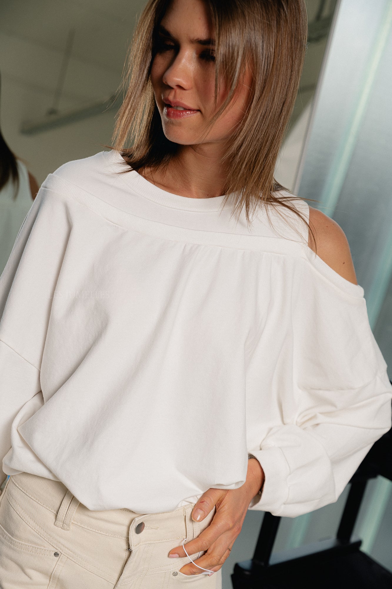 Luna off shoulder sweatshirt white