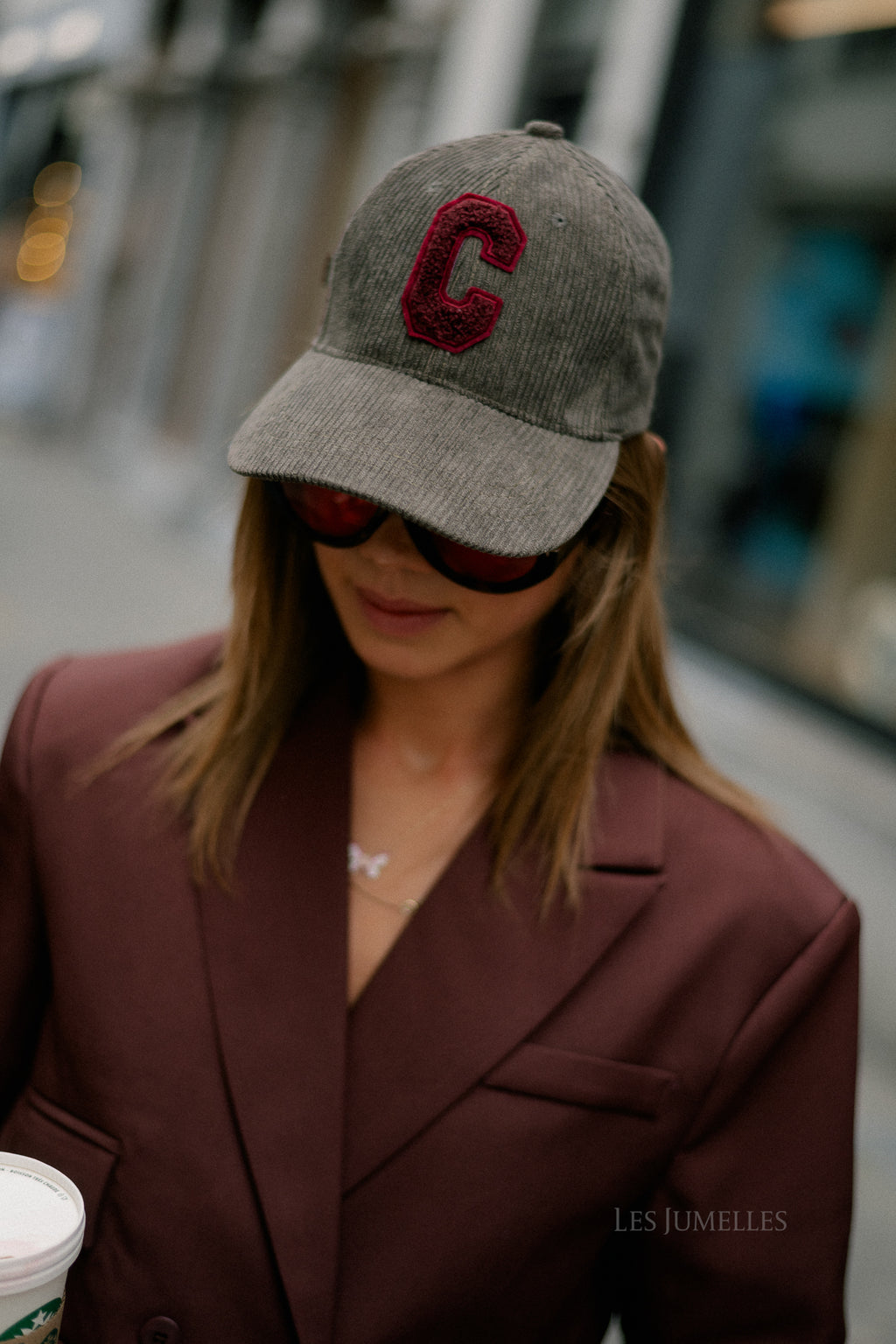 'C' Cap Samt Taupe/Burgundy