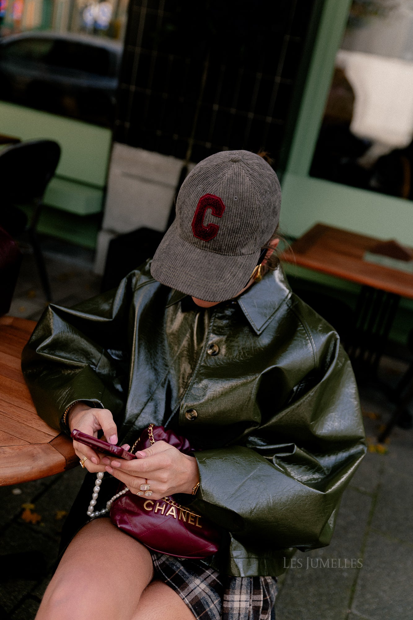 'C' cap velvet taupe/burgundy