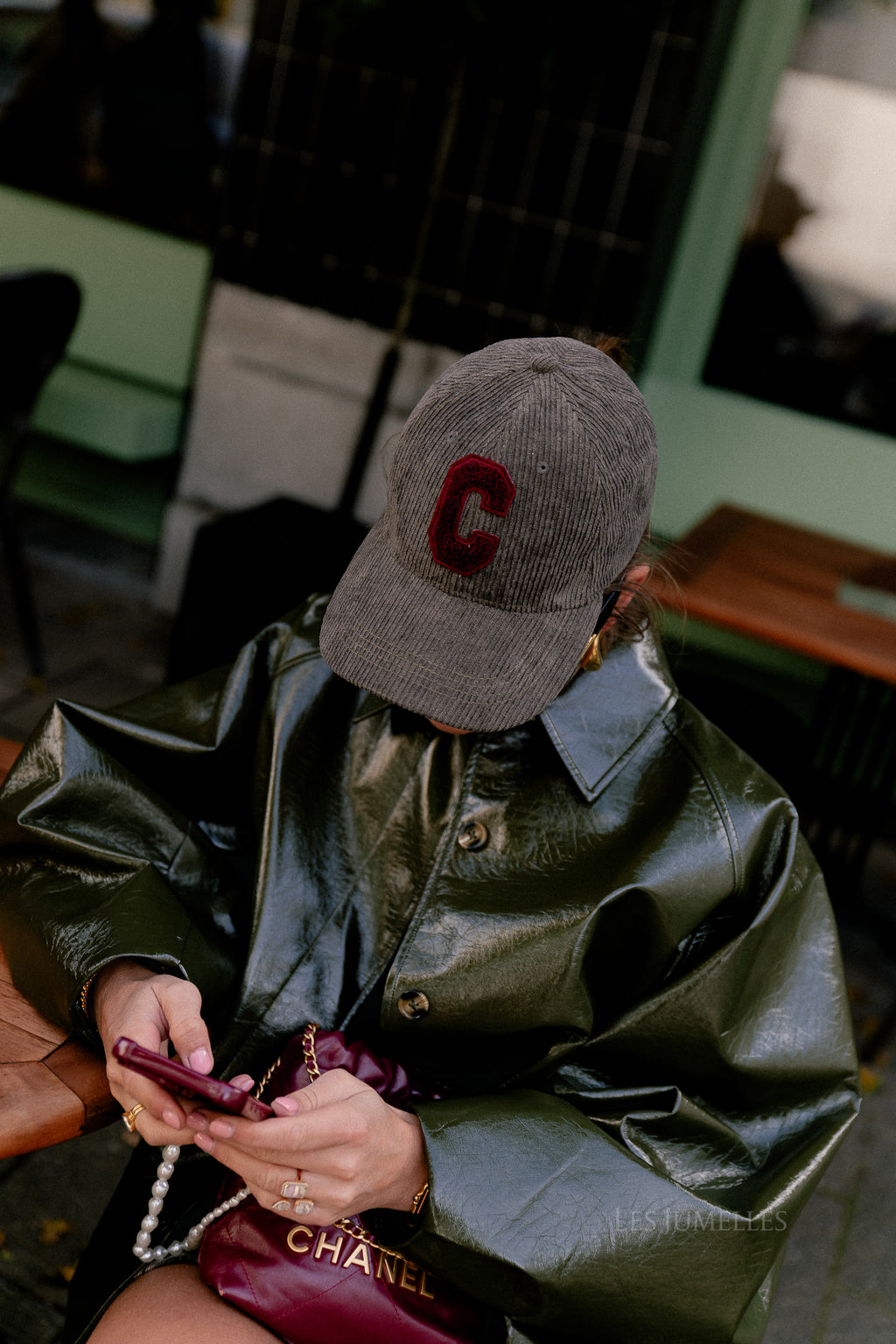 'C' cap velvet taupe/burgundy