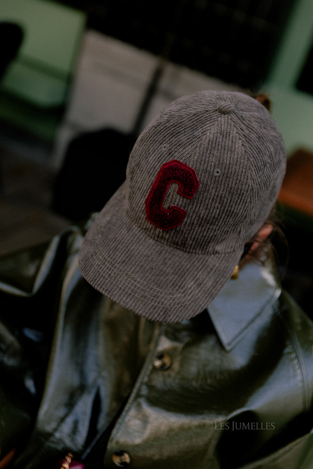 'C' cap velvet taupe/burgundy