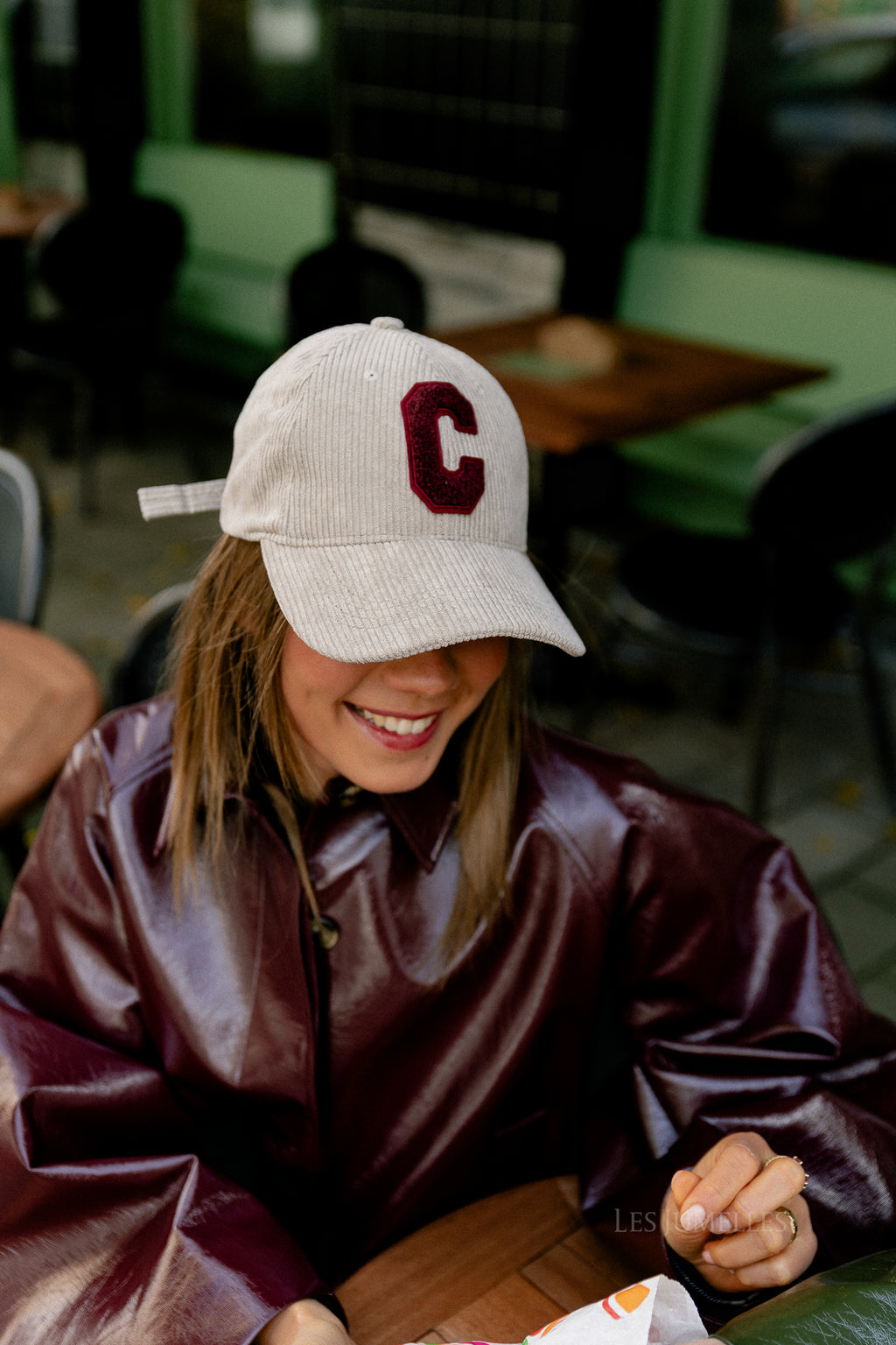 'C' Cap Samt Sand/Burgundy