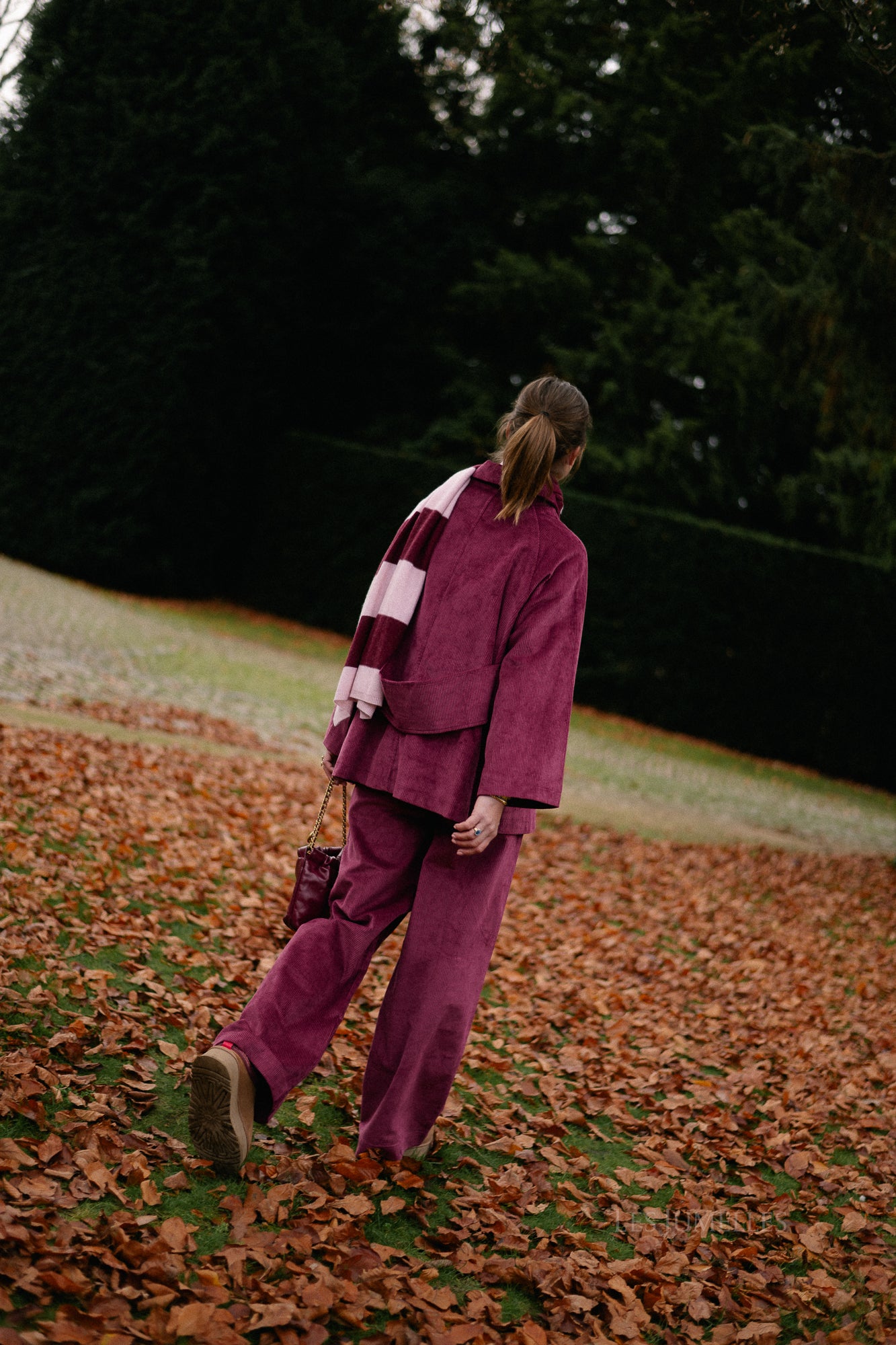 Pantalon large en velours Norma aubergine