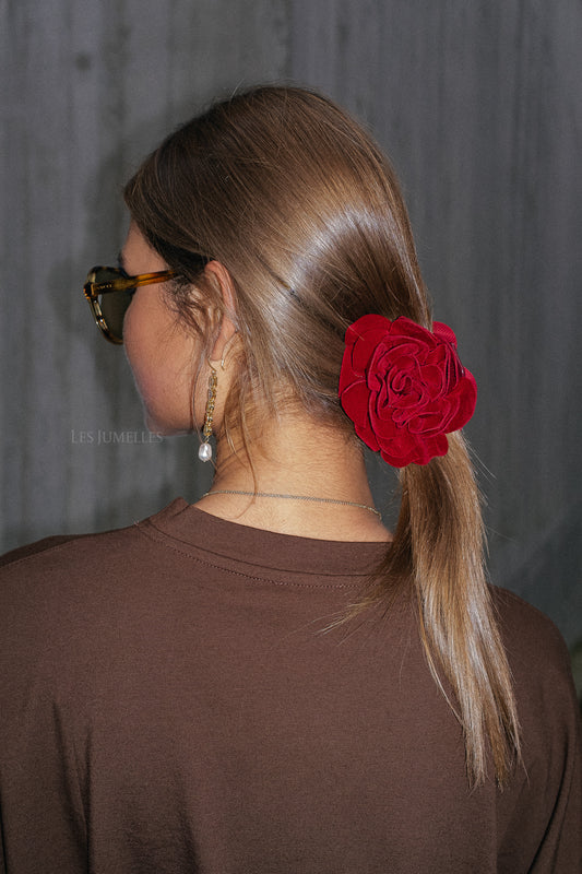 Les Jumelles Velvet Peromia hair claw savvy red