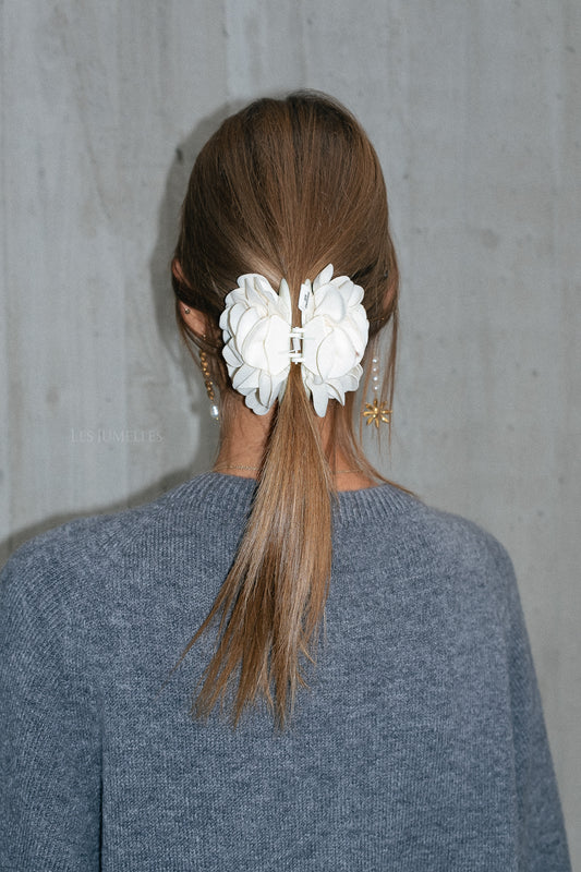 Les Jumelles Velvet Peromia hair claw macademia off white