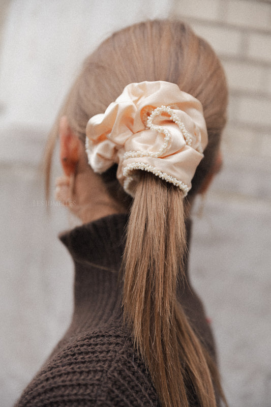 Les Jumelles Luster bead scrunchie macademia off-white