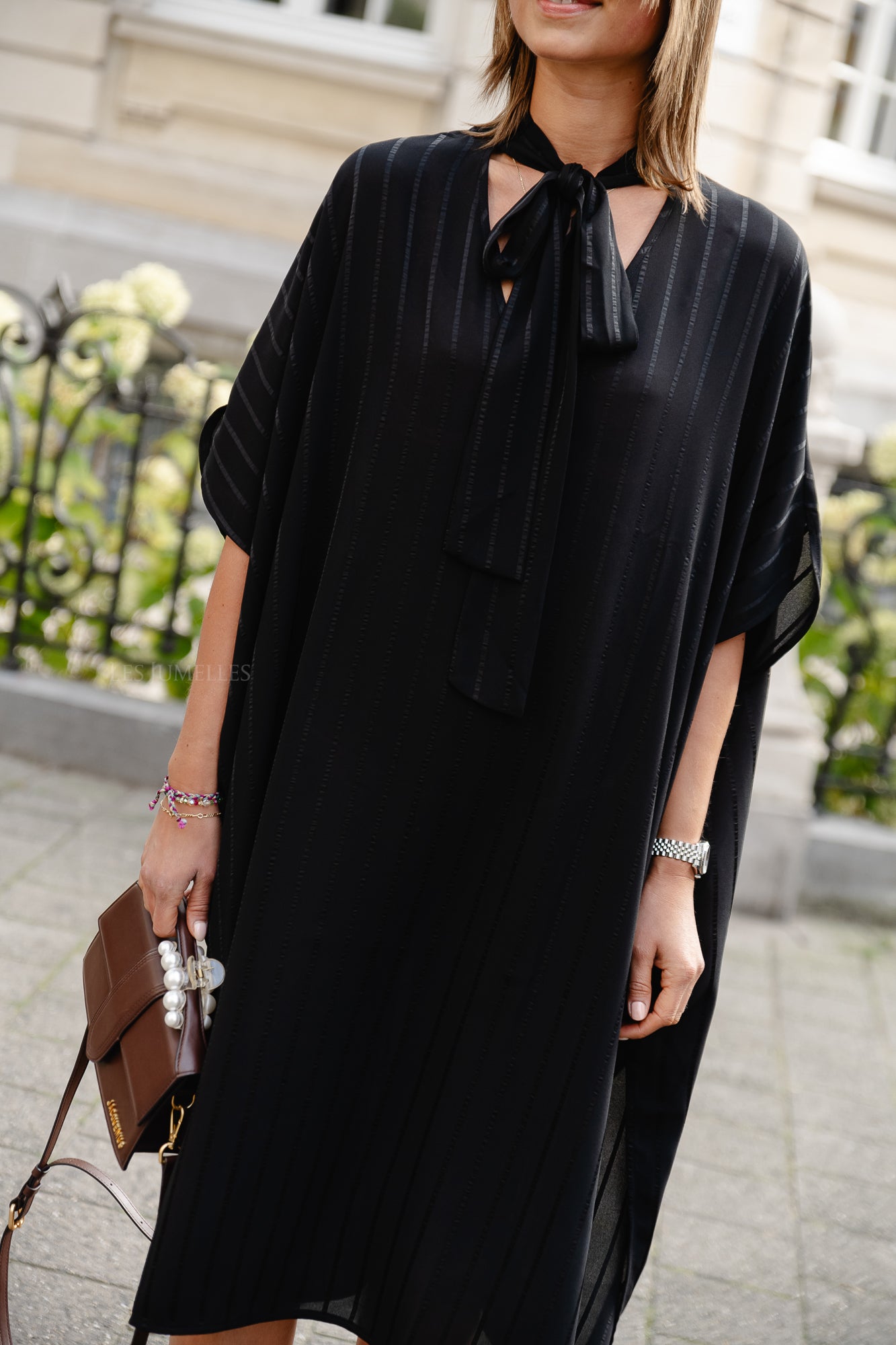 <tc>Midi-jurk met nekband zwart</tc>