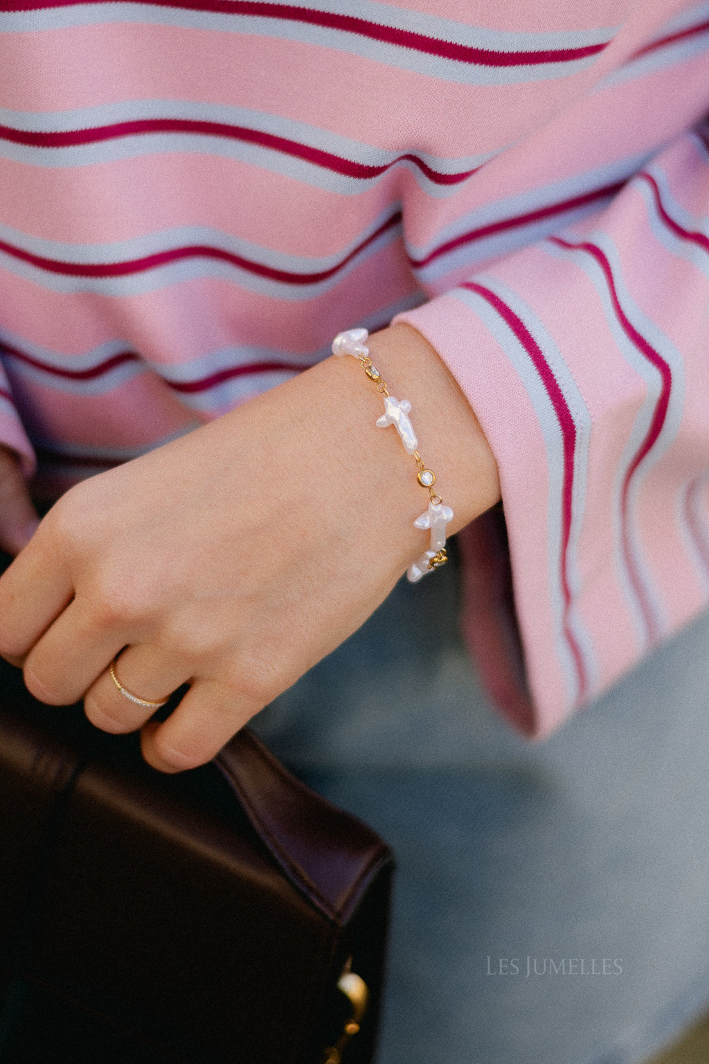 Pearl cross bracelet gold