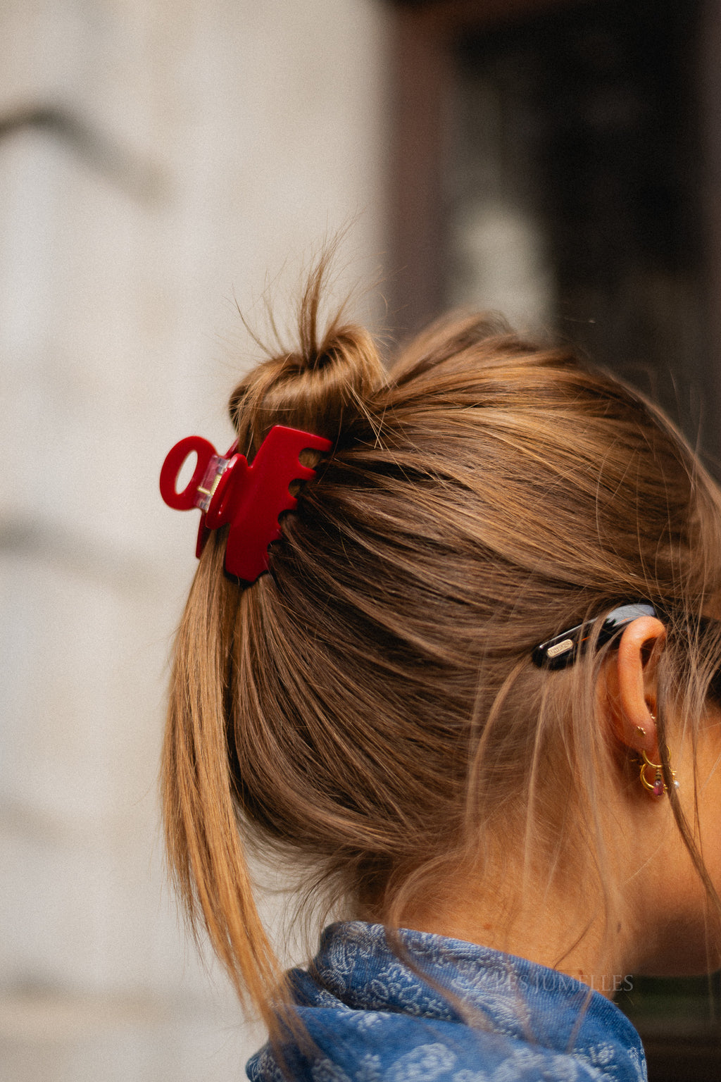 Hollow hairclip deep red