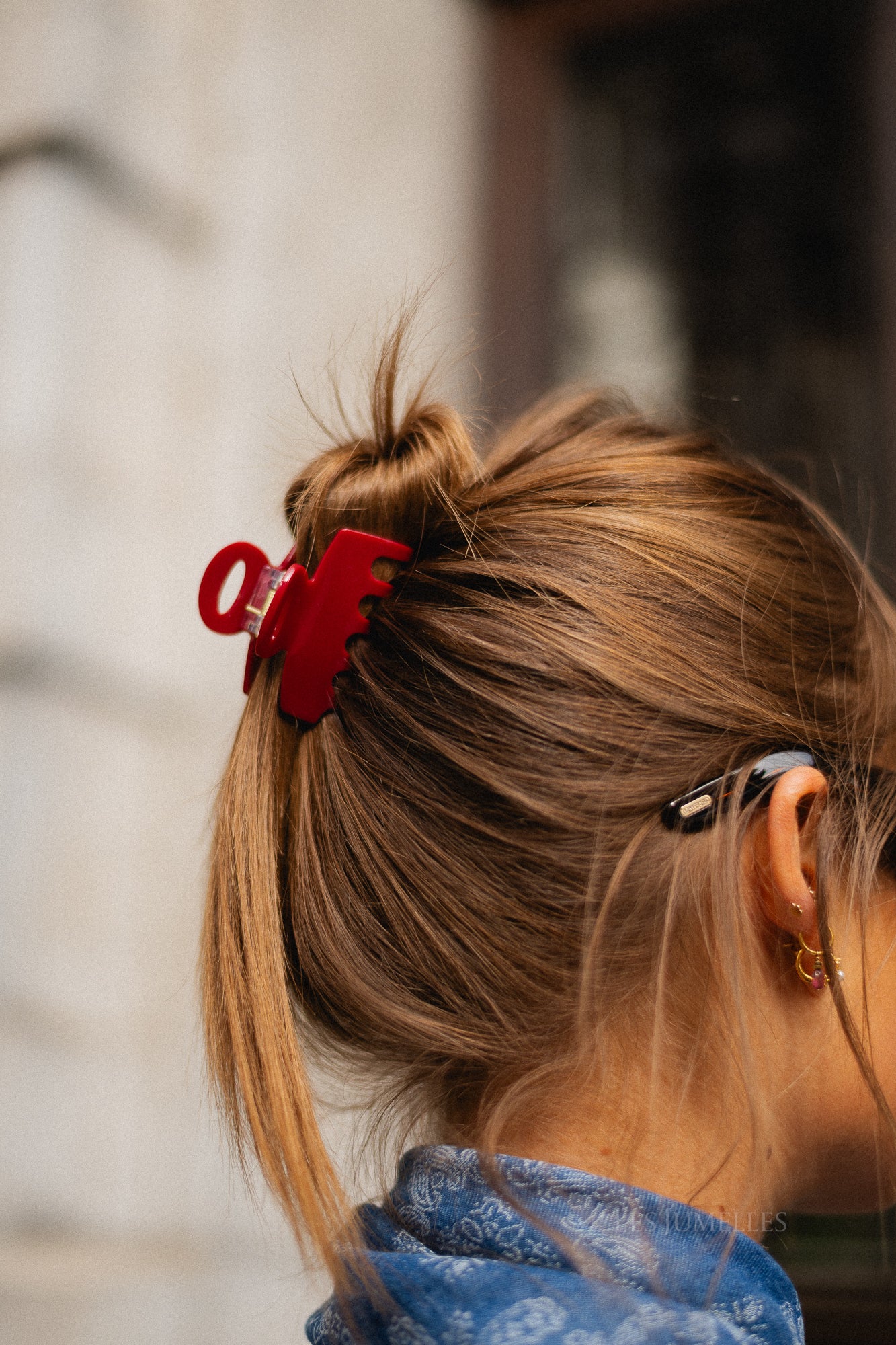 Hollow hairclip deep red