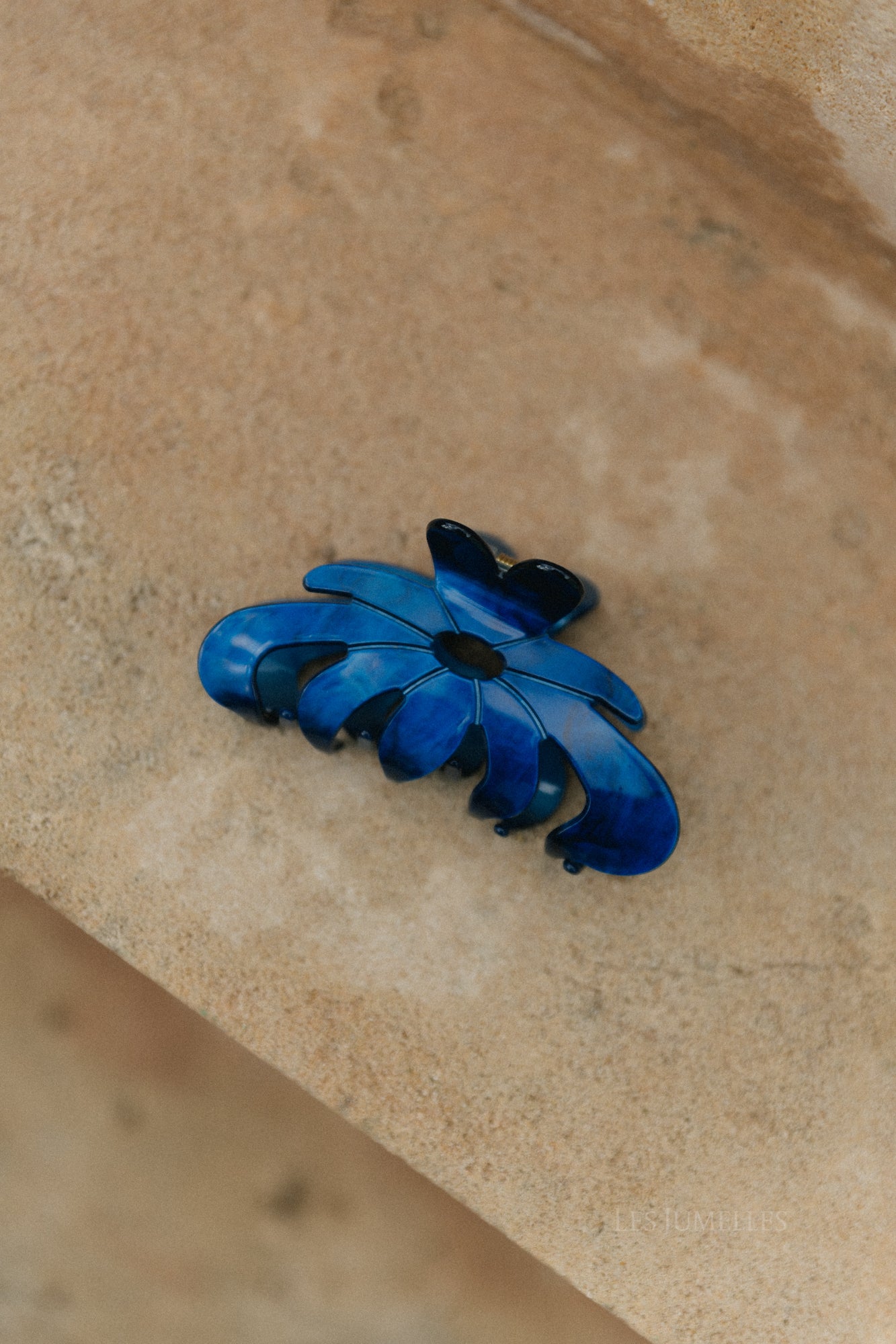 Marbie magnolia hair claw dazzling blue