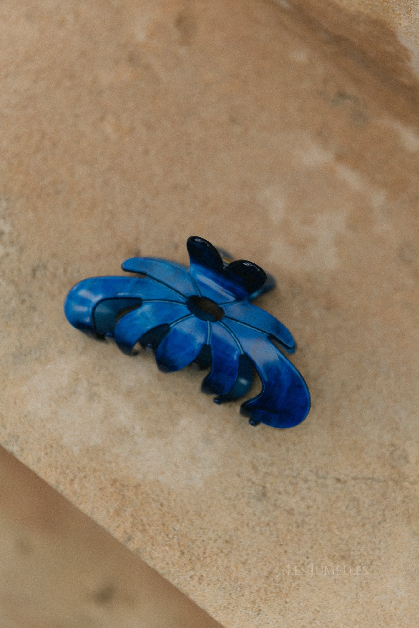 Marbie magnolia hair claw dazzling blue