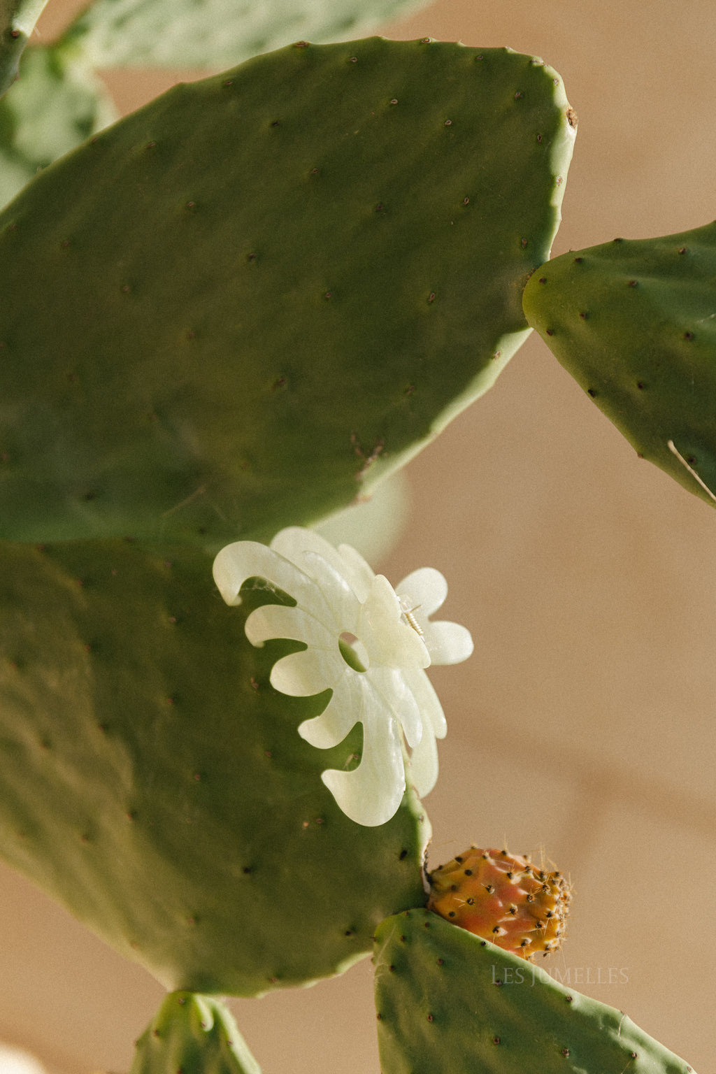 Marbie magnolia hair claw buttercream white