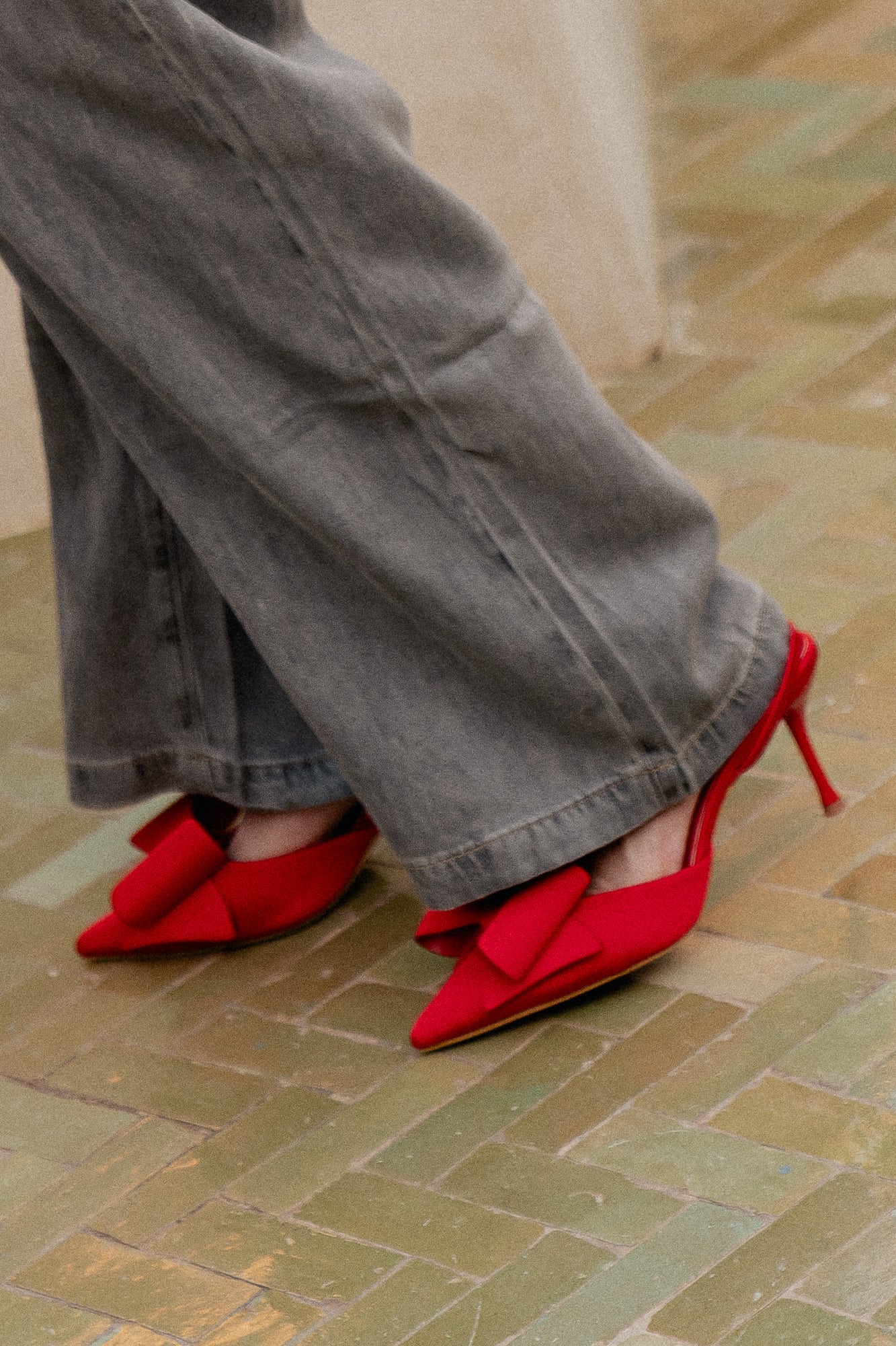 Cara bow heels red