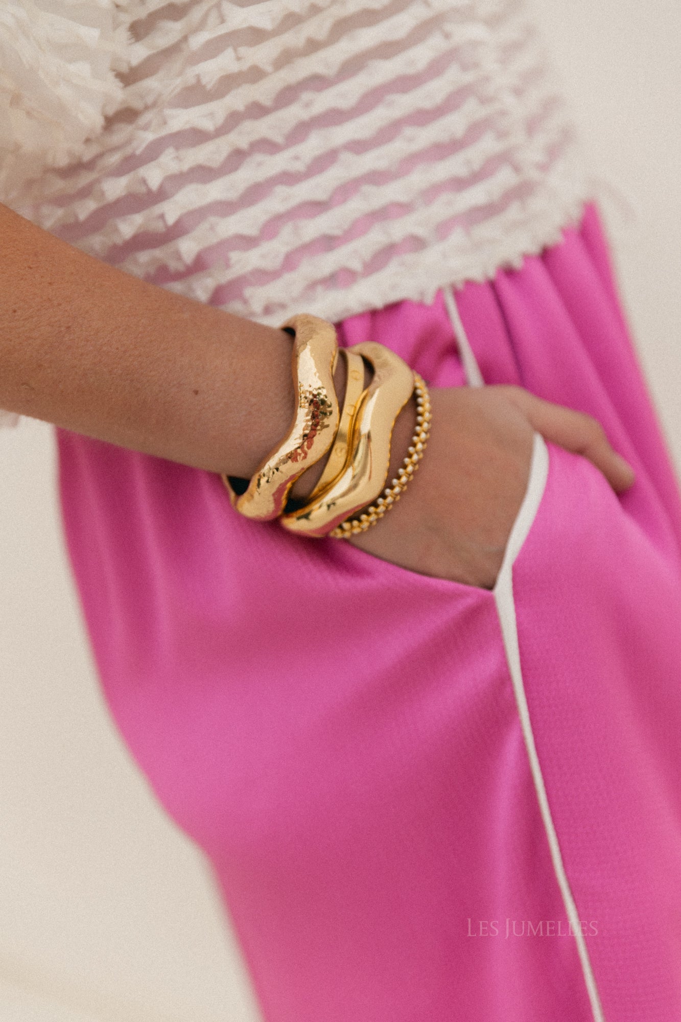 Sculptural wave bracelet - gold