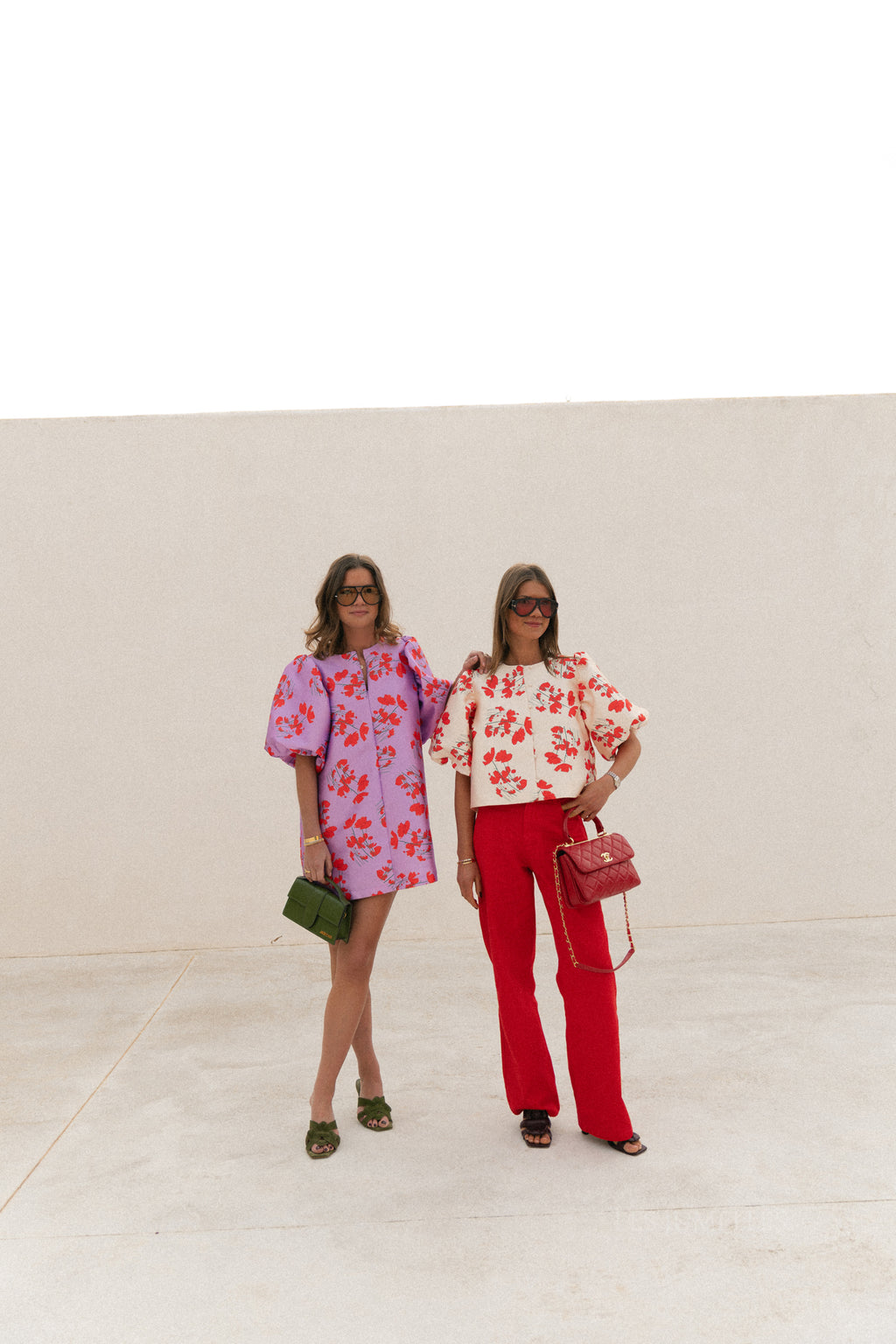 Pantalon large en denim TNS rouge tulipe