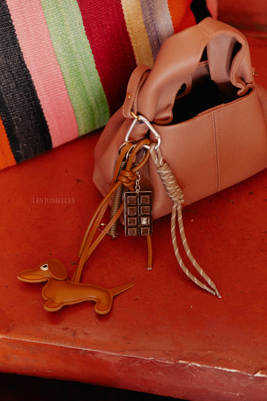 Les Jumelles Dachshund/chocolate bar keychain camel