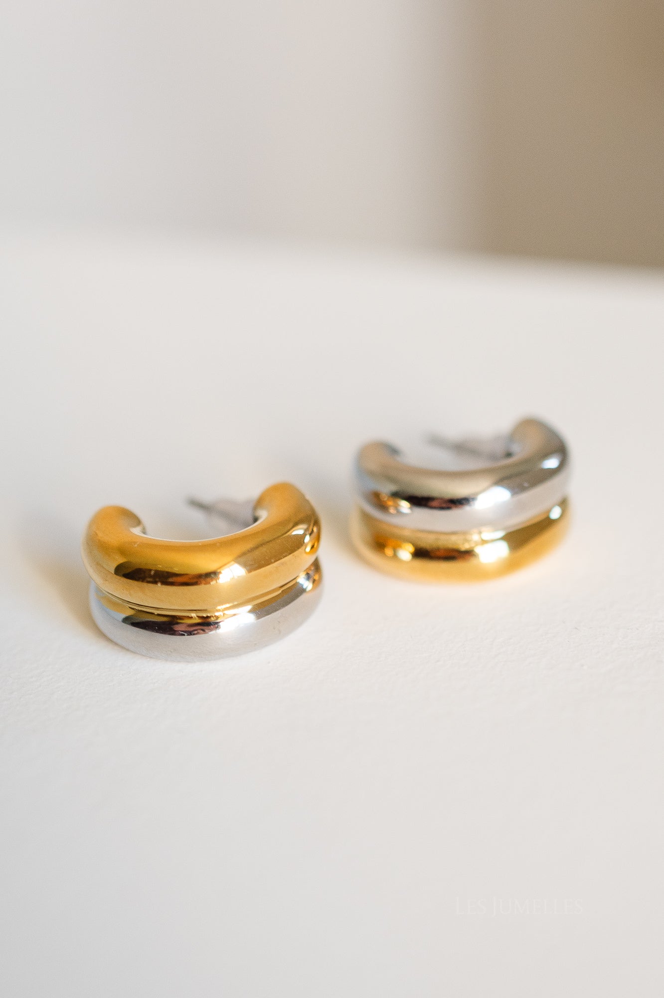 Double huggie earrings bicolor