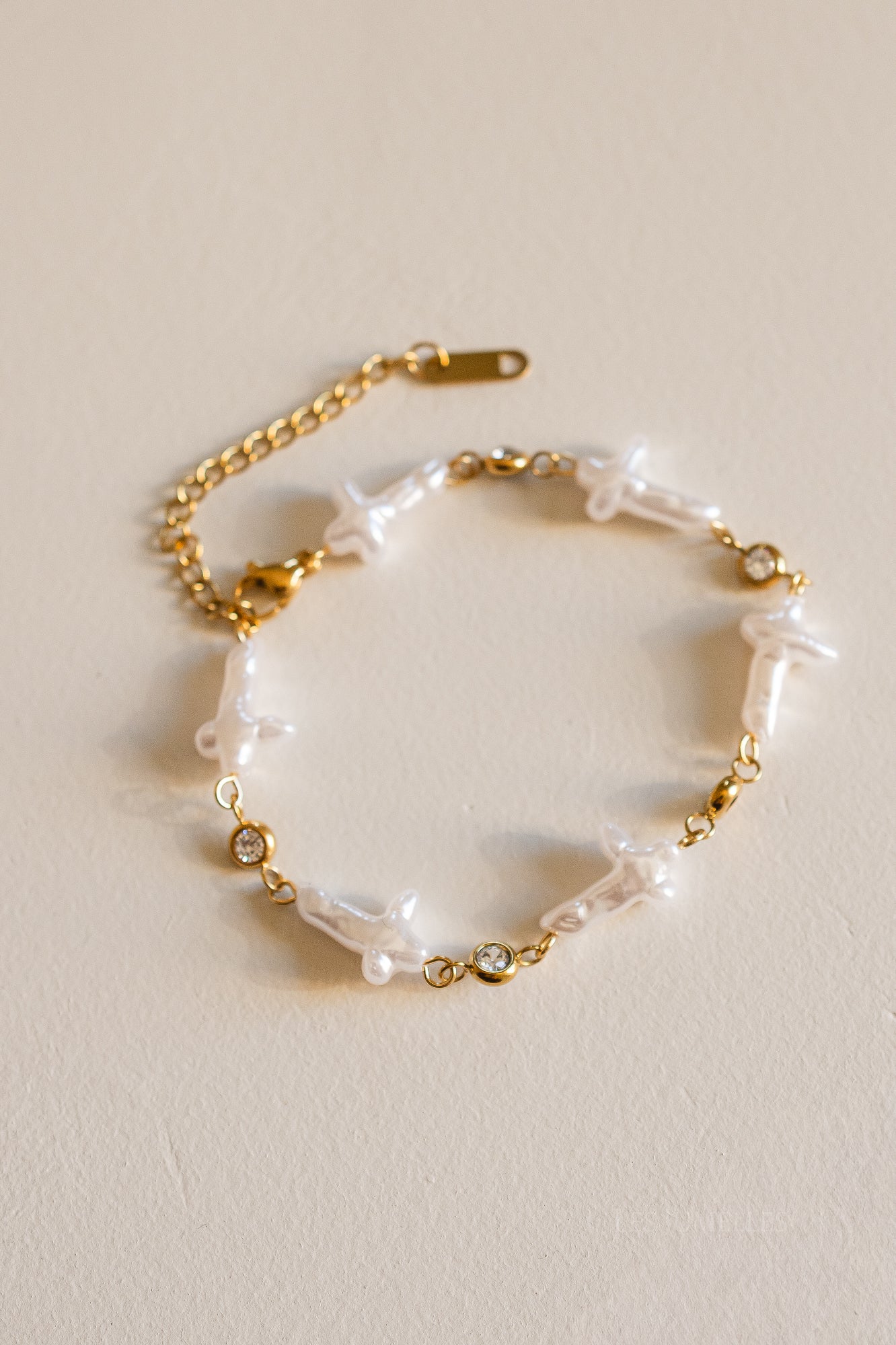 Pearl cross bracelet gold