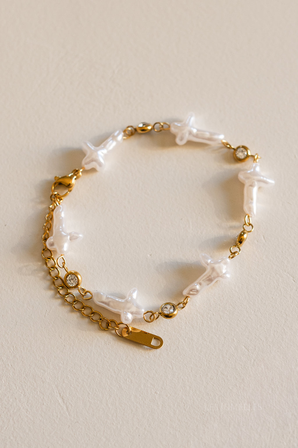 Pearl cross bracelet gold