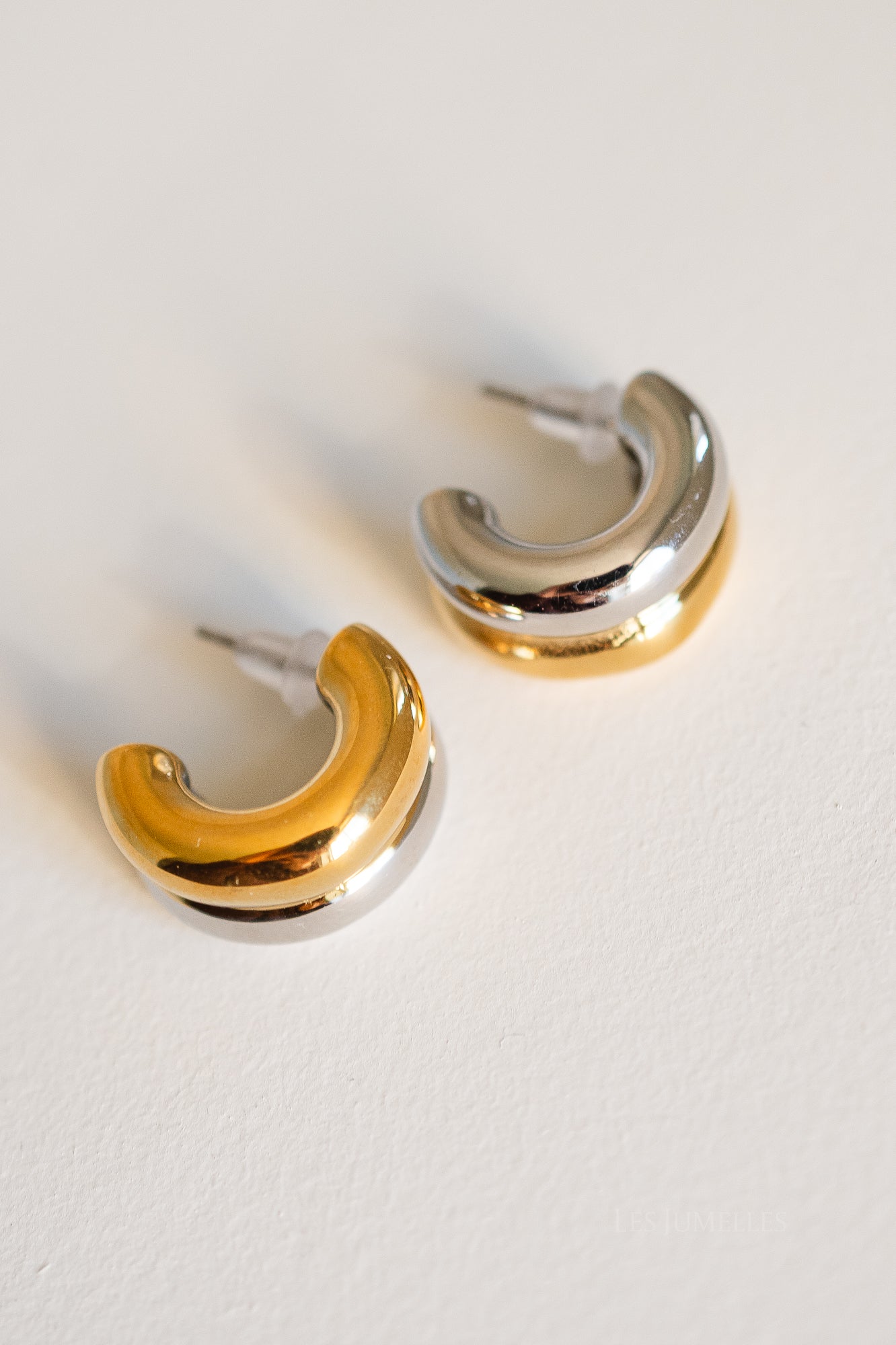 Double huggie earrings bicolor