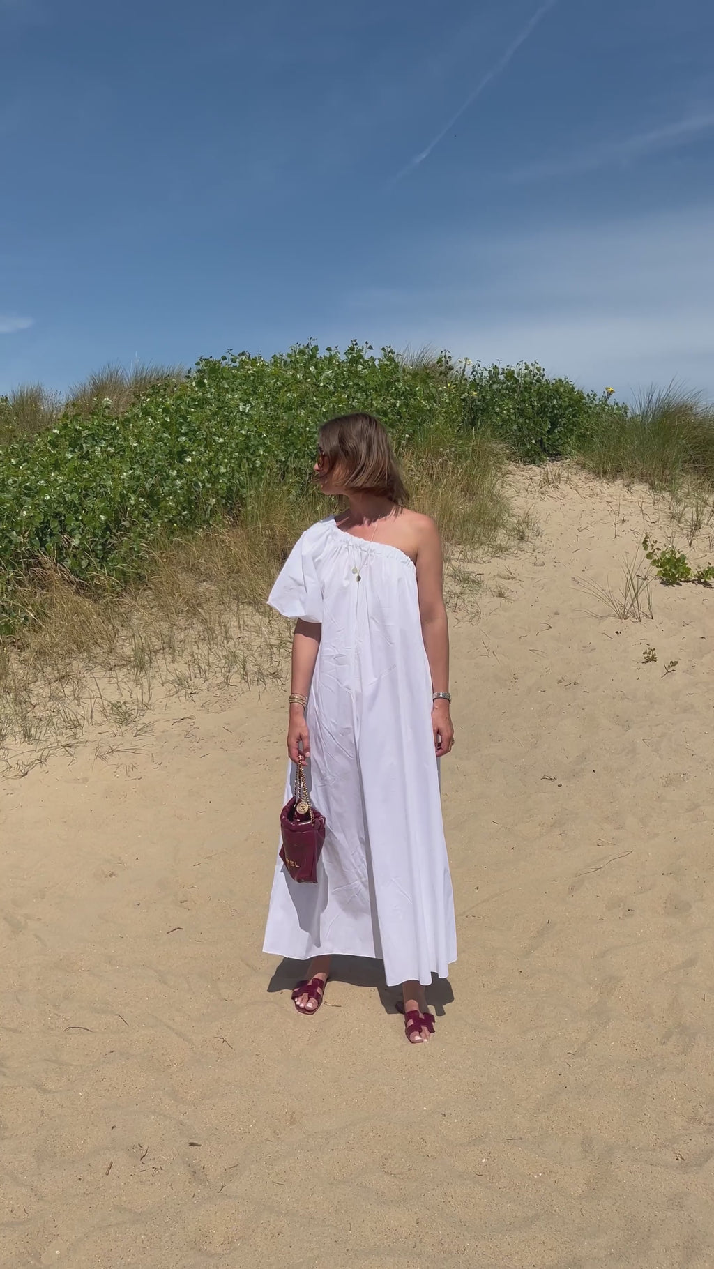 Fran ein Schulterkleid weiß